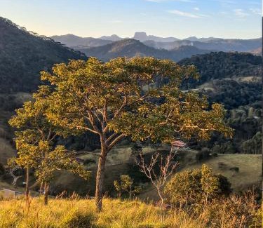 Santo Antonio do Pinhal Hotel | Embahu Suítes - Vista para Pedra do Baú e banheira de imersão