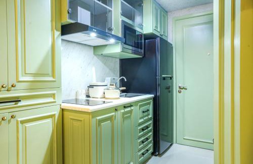 Pondok Aren Apartamento | Embarcadero Suite Apartment by Novi McKenzie