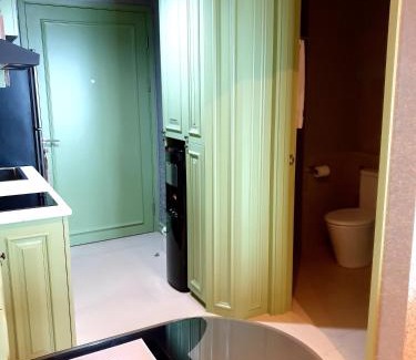 Pondok Aren Apartamento | Embarcadero Suite Apartment by Novi McKenzie