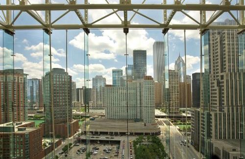 Streeterville Hotel | Embassy Suites by Hilton Chicago Downtown Magnificent Mile