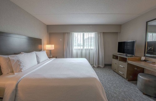 Schaumburg Hotel | Embassy Suites by Hilton Chicago Schaumburg Woodfield