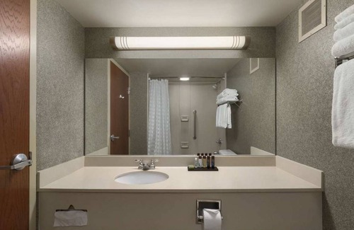 Portland Hotel | Embassy Suites by Hilton Portland Airport 2 Room Mountan View Suite-1 King Bed-Non-smoking