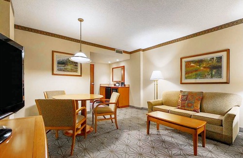 Portland Hotel | Embassy Suites by Hilton Portland Airport 2 Room Mountan View Suite-1 King Bed-Non-smoking