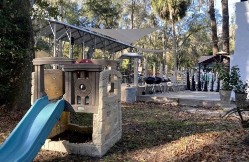 Dunnellon Casa | Embrace Nature in this Cottage Nestled Amidst Trees in Dunnellon, Florida