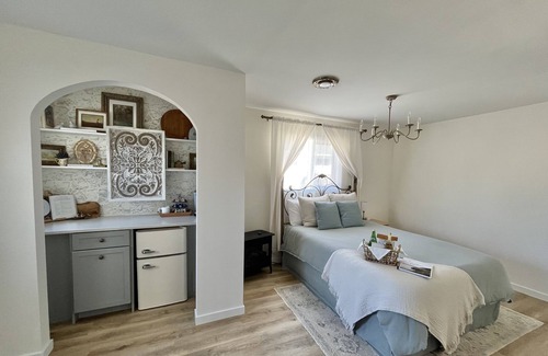 Westbank Villa | Embrace the art of "vie lente" slow living. Escape to our villa in the vineyards