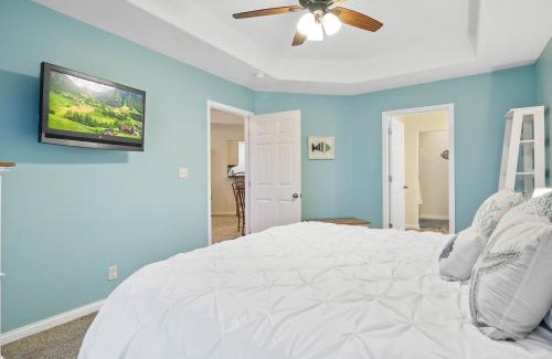 Lake Ozark Casa | Emerald Bay Overlook Breathtaking Views, Pools