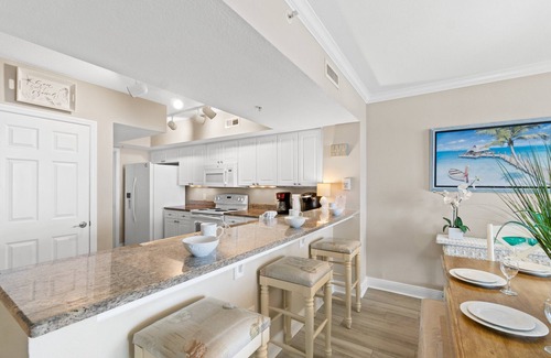 Panama City Beach Condominio | Emerald Beach by Book That Condo