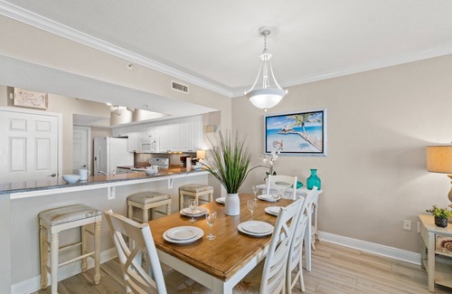 Panama City Beach Condominio | Emerald Beach by Book That Condo