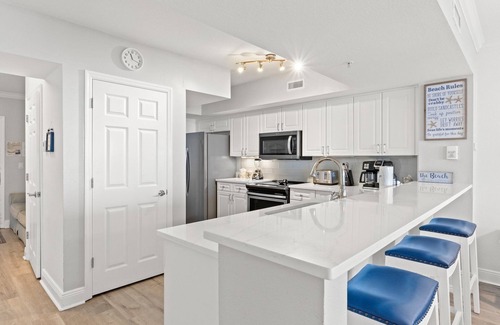Panama City Beach Condominio | Emerald Beach by Book That Condo