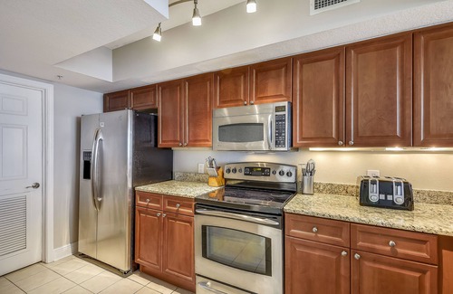 Panama City Beach Condominio | Emerald Beach by Book That Condo