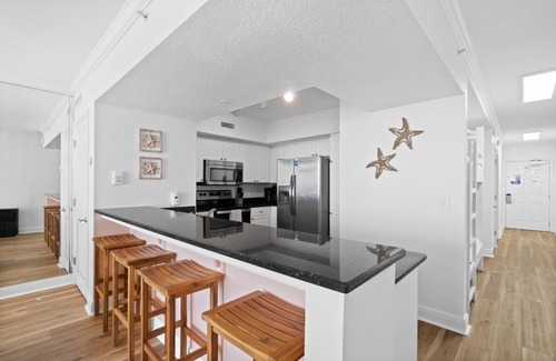 Panama City Beach Condominio | Emerald Beach Resort by Panhandle Getaways