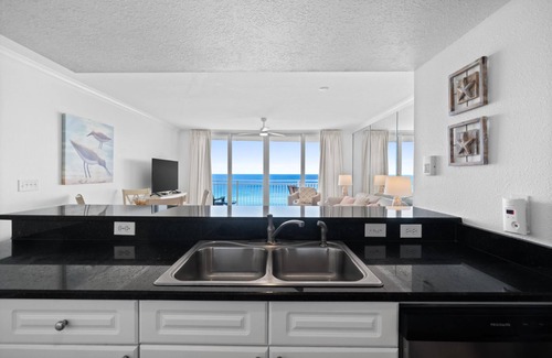 Panama City Beach Condominio | Emerald Beach Resort by Panhandle Getaways