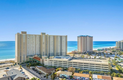 Panama City Beach Condominio | Emerald Beach Resort by Panhandle Getaways