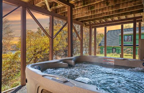 Long Pond Casa | Emerald Bluff by AvantStay Lake Views Deck Fire Pit Game Room