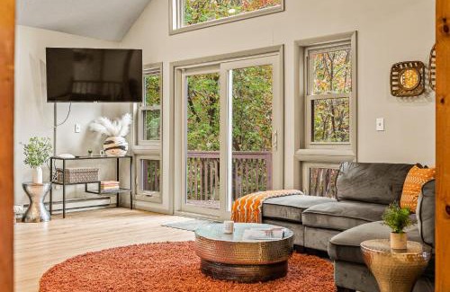 Long Pond Casa | Emerald Bluff by AvantStay Lake Views Deck Fire Pit Game Room
