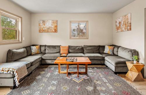 Long Pond Casa | Emerald Bluff by AvantStay Lake Views Deck Fire Pit Game Room