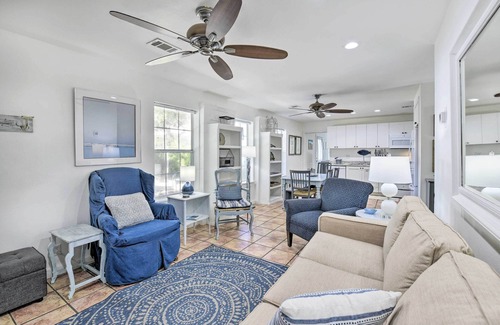 Gulfview Heights Casa | ¡NUEVO! Emerald Coast Home w / Yard - ¡Camina a la playa!