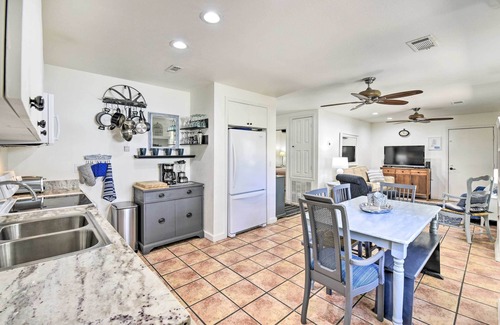 Gulfview Heights Casa | ¡NUEVO! Emerald Coast Home w / Yard - ¡Camina a la playa!