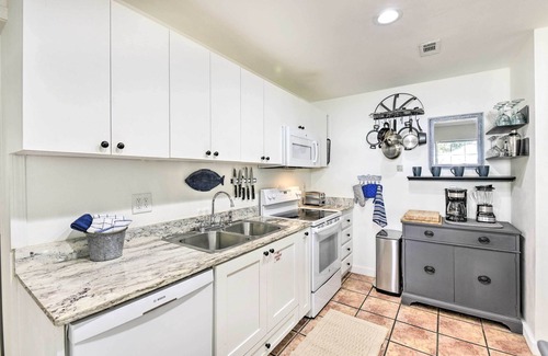 Gulfview Heights Casa | ¡NUEVO! Emerald Coast Home w / Yard - ¡Camina a la playa!