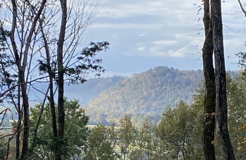Whitleyville Cabina | Emerald Eyes Cliffside Tiny House on 30 acres with River & Countryside Vistas