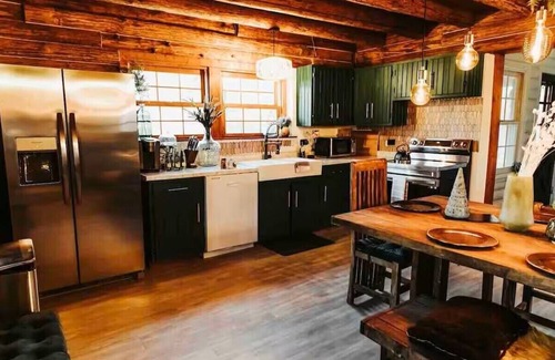 Lenox Casa | Emerald Gabel Cabin in Salem, MO