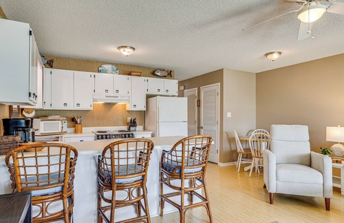 Emerald Isle Condominio | Emerald Isle Condo Near Beach w/ Screened Porch!
