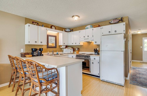 Emerald Isle Condominio | Emerald Isle Condo Near Beach w/ Screened Porch!