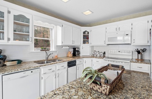 Arley Casa | Emerald Lakeshore: 4 BR, 4 BA House in Arley, Sleeps 10