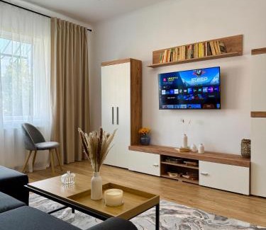 Tirnaveni Apartamento | Emerald - Modern Central Apartment