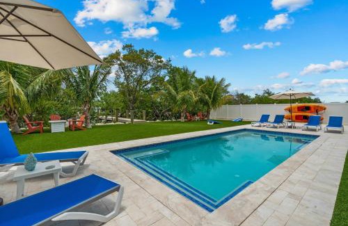 Marathon Villa | Emerald Oasis Deluxe Waterfront Gem, Heated Pool with Dock