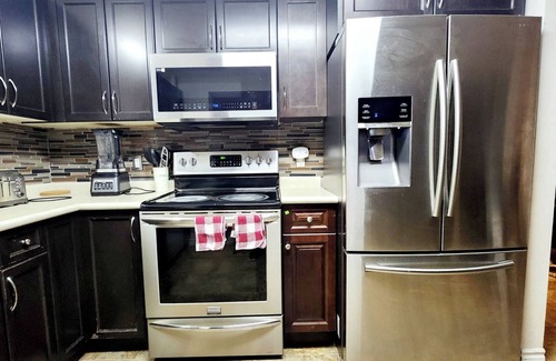 London Casa | Emerald Staycation Suite:Shared washroom (2-1), Street Parking at Owners risk