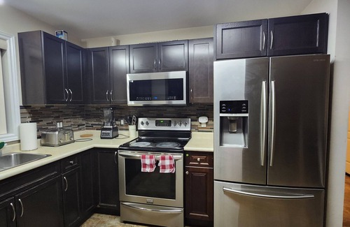 London Casa | Emerald Staycation Suite:Shared washroom (2-1), Street Parking at Owners risk