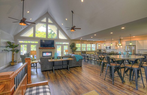 La Follette Casa | Emerald View Lodge, 10 dormitorios, 12BA, sala de cine, capacidad para 36