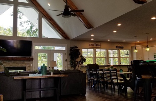 La Follette Casa | Emerald View Lodge, 10 dormitorios, 12BA, sala de cine, capacidad para 36