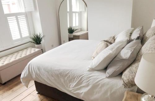 Poole Casa | Emerson House 2Bed Sleeps 6 EV Point Dog Friendly Parking Groups Families Professionals