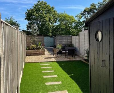 Poole Casa | Emerson House 2Bed Sleeps 6 EV Point Dog Friendly Parking Groups Families Professionals