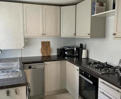 Poole Casa | Emerson House 2Bed Sleeps 6 EV Point Dog Friendly Parking Groups Families Professionals