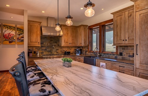 Pray Casa | Emigrant Peak Lodge ·Privacy, Firepit, near Chico and Yellowstone Park