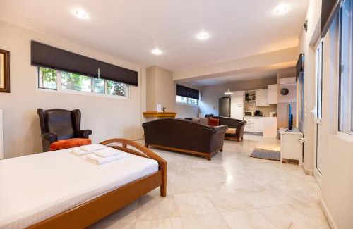 Spata-Artemida Casa | Emma's Airport Studio