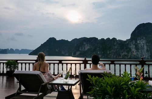 Ha Long Alquiler De Eote | Emperor Cruise Legacy Halong Bay (unique & authentic experience)