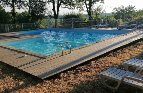 Saint-Aubin-de-Nabirat Alquiler De RV | Emplacement Tente