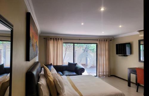 Universitas Casa | Emzini Guesthouse Universitas