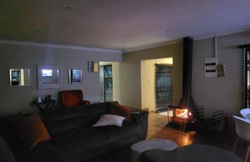 Universitas Casa | Emzini Guesthouse Universitas