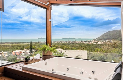 Florianopolis Casa | Enjoy beaches, heated pool, bathtub with comfort on your vacation.