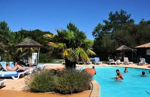 Biscarrosse Chalet De Esquí | En Chon Les Pins - Camping-Caravaning *** - Chalet wood 30m2 2 bedrooms n° 29 SATURDAY / SATURDAY 4 to 5 people - 4 pers. included in the tariff