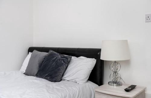 Landore Apartamento | En-suite Apartment, Fully Equipped Kitchen