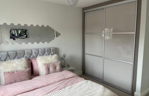 Horley Casa | En-suite bedroom in a family home near Gatwick airport and Horley station
