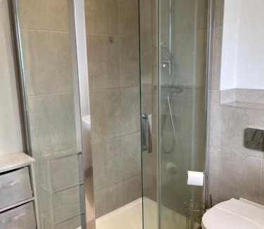 Horley Casa | En-suite bedroom in a family home near Gatwick airport and Horley station