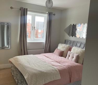 Horley Casa | En-suite bedroom in a family home near Gatwick airport and Horley station