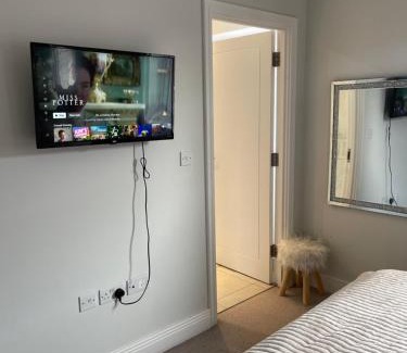 Horley Casa | En-suite bedroom in a family home near Gatwick airport and Horley station